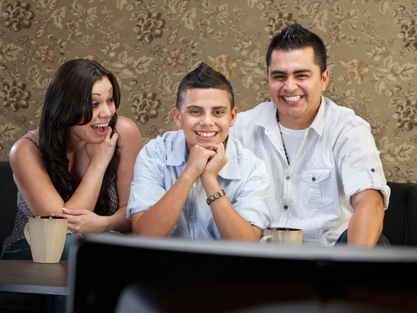 Familia hispana disfrutando de la televisión — Foto de Stock