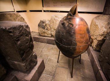 Antik saksı ve taş kabartmaları
