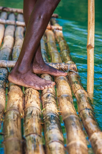 Capitán en barco de bambú —  Fotos de Stock