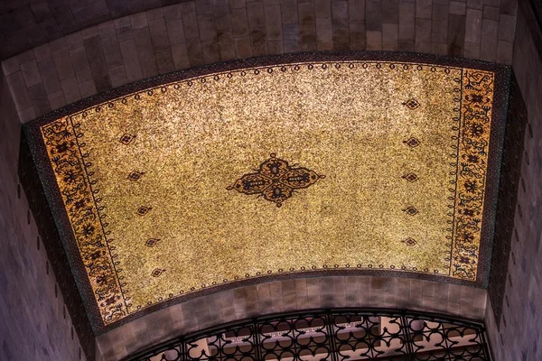 Dettaglio mattonelle soffitto al mausoleo di Mustafa Kemal Atatascar rk — Foto Stock