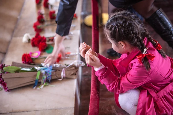 Unidentified girl praying at Ataturk Tomb — Stock Photo, Image