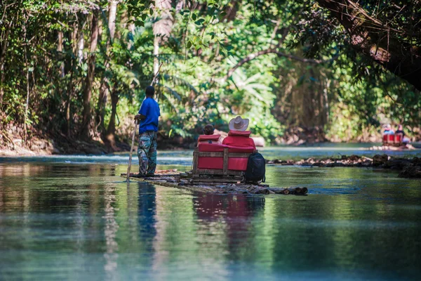 자마이카에 있는 강 보트 관광객 — 스톡 사진