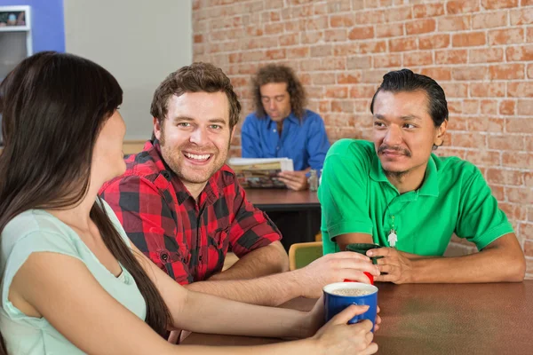 Uomo che beve caffè con gli amici — Foto Stock