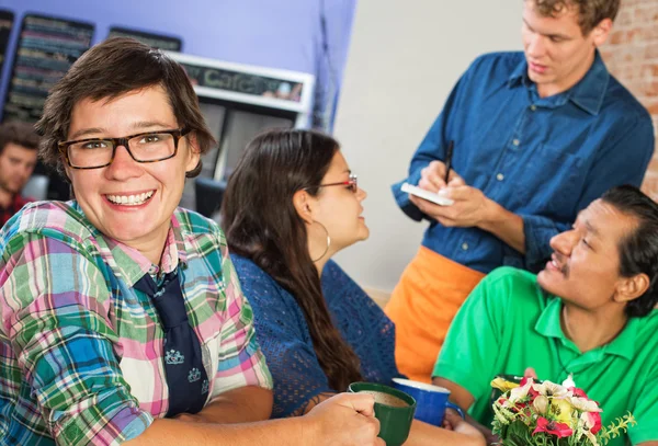 Glückliche Frau im Café — Stockfoto