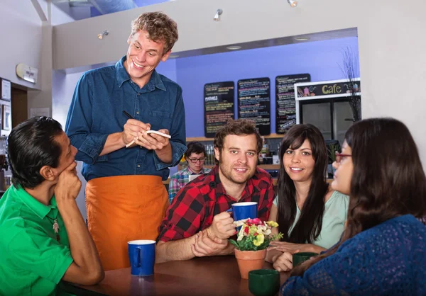 Amici che ordinano caffè — Foto Stock