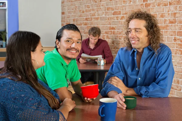 Grupo alegre no café — Fotografia de Stock