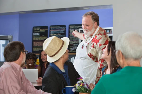 Servidor que ayuda a los clientes — Foto de Stock