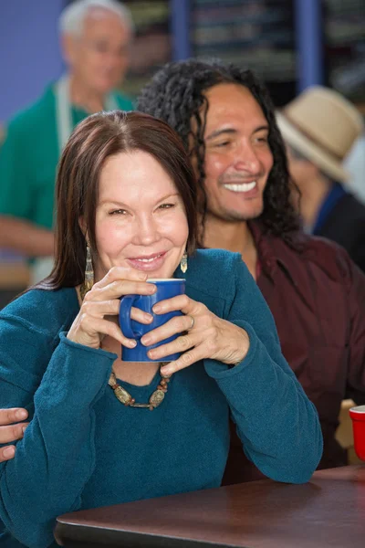 Sorrindo casal interracial — Fotografia de Stock