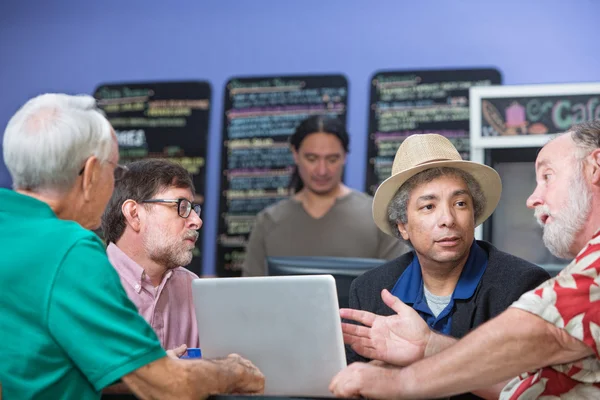 Man praten met vrienden in café — Stockfoto