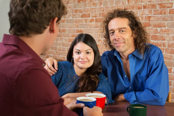 Nettes gemischtes Paar im Café — Stockfoto