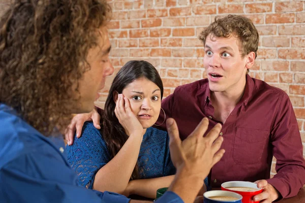 Chockade vänner i konversation — Stockfoto