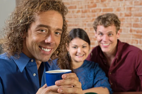 Usmívající se muž s kávou — Stock fotografie