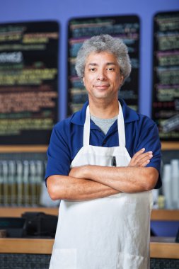 adam katlanmış kollu önlük