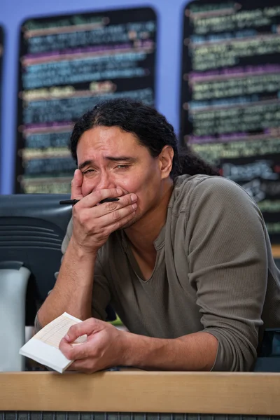 Überforderter Restaurantarbeiter — Stockfoto