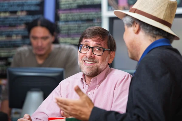 Glimlachende man praten met vriend — Stockfoto