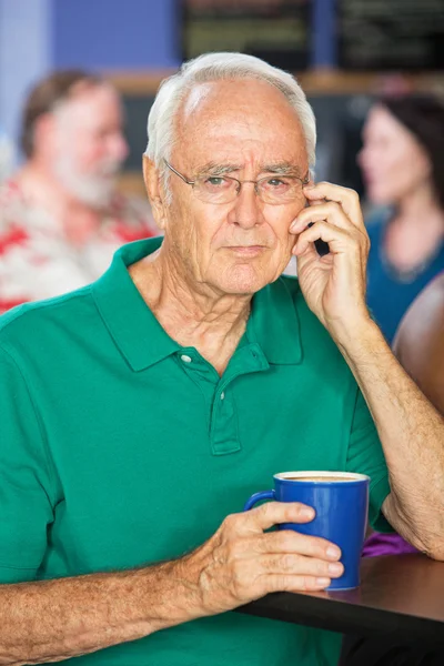 Homme sérieux avec du café — Photo