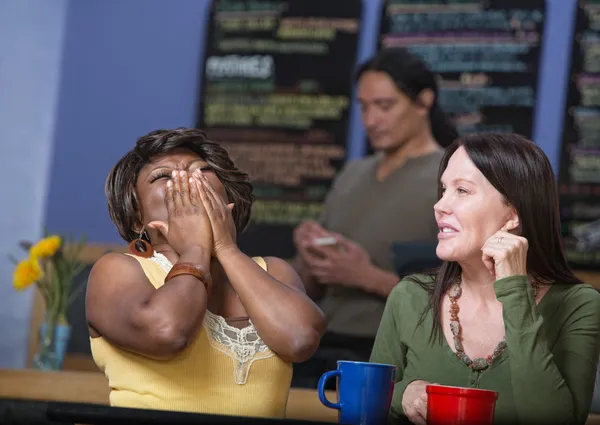 Rindo amigos no café — Fotografia de Stock