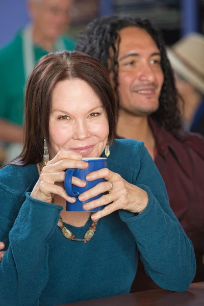 Leende kvinna i café — Stockfoto