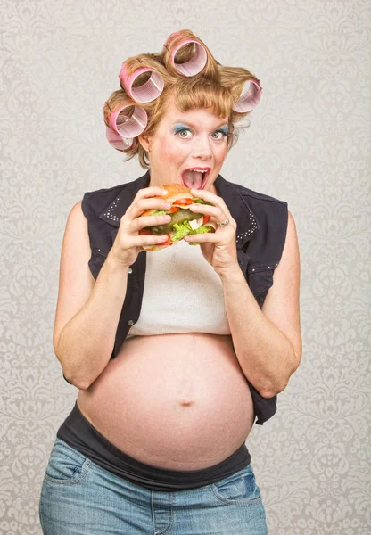 Těhotná žena jíst sendviče — Stock fotografie