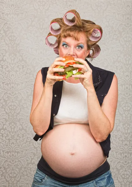 Hambrienta mujer embarazada comiendo —  Fotos de Stock