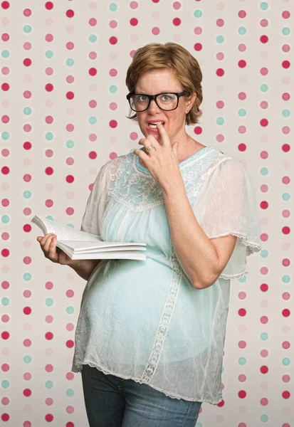 Чтение беременной женщины в замешательстве — стоковое фото