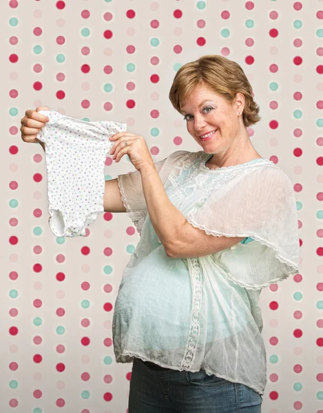 Očekává matka s dětské oblečení — Stock fotografie