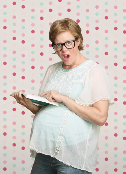 Kobieta w ciąży z książki — Zdjęcie stockowe