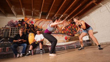 kadın capoeira dövüş sanatçıları