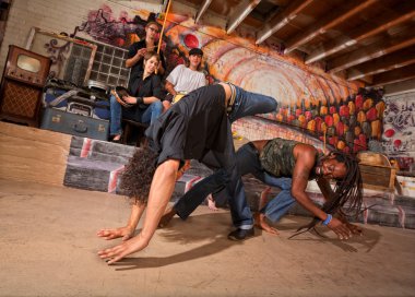 yuvarlanan capoeira sanatçılar