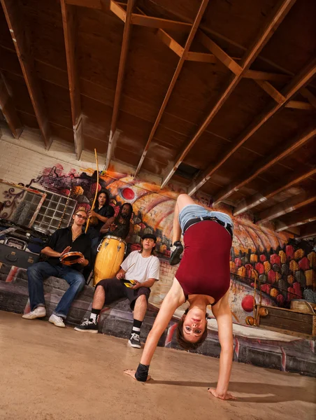 Capoeira performer doen een handstand — Stockfoto