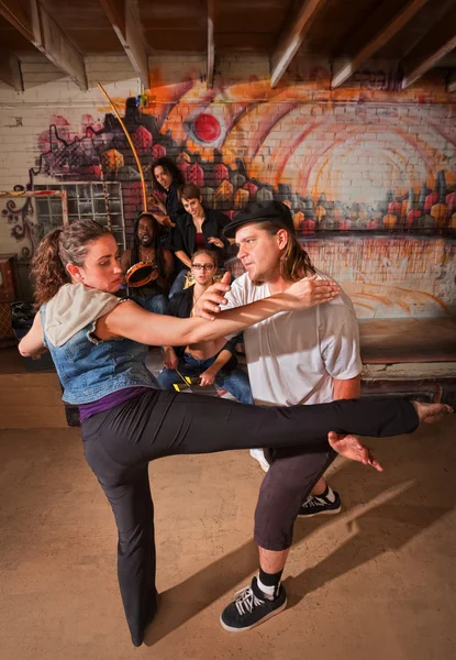 Instrutor de Capoeira Ensinando uma Mulher — Fotografia de Stock