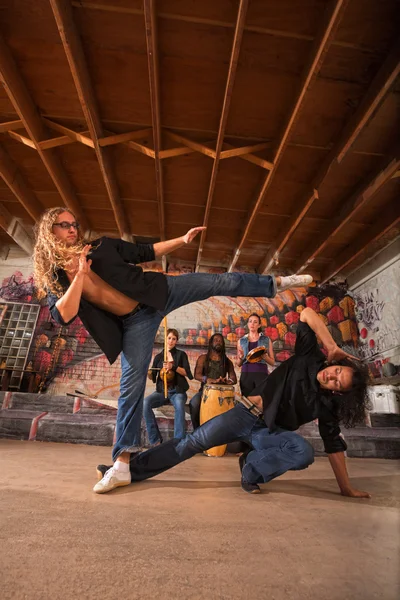 Männliche Capoeiristas kicken — Stockfoto