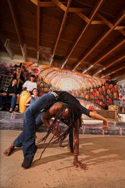 Capoeira férfiak működő ki- — Stock Fotó