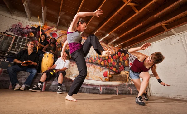 Hembra Capoeira Performers Sparring —  Fotos de Stock