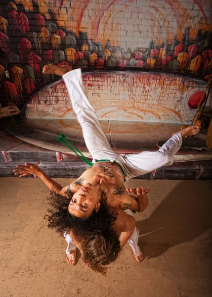 Capoeira performers faisant des lancers — Photo