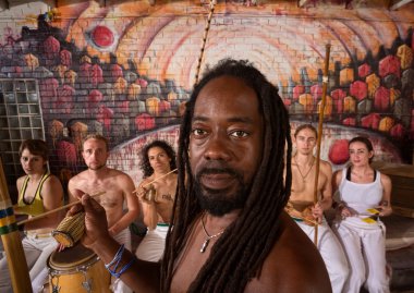 yakışıklı capoeira ustası aletleri ile