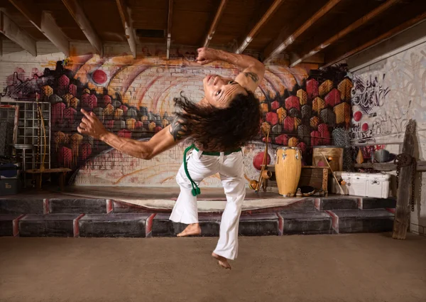 Yukarı sıçrayan capoeira sanatçı — Stok fotoğraf
