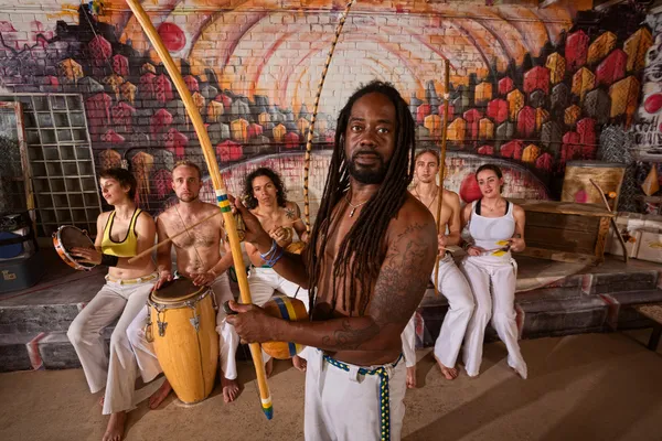 Hombre de Capoeira con Dreadlocks e Instrumentos — Foto de Stock