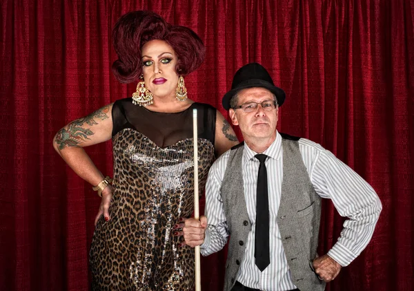 Sceptisch poolbiljarter met drag queen — Stockfoto