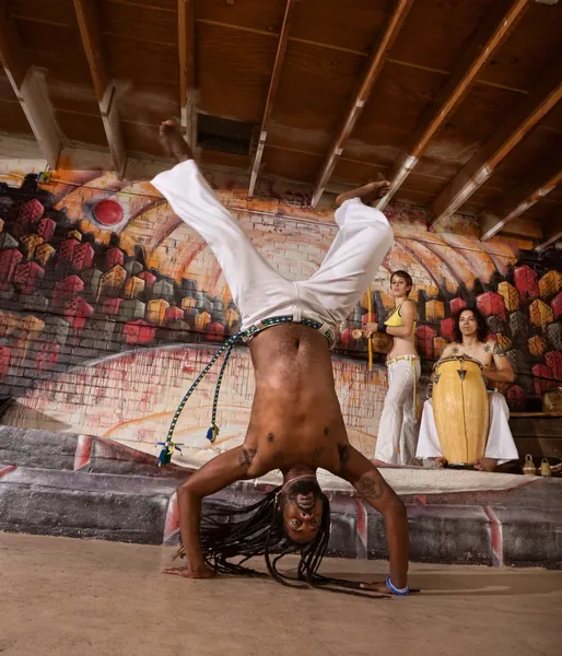 Capoeira-Mann im Handstand — Stockfoto