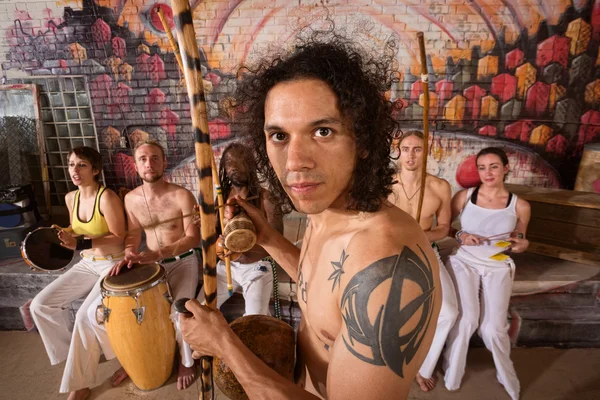 Capoeira artister spelar musik — Stockfoto