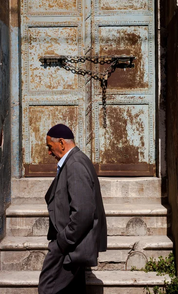 Muslim man passing Istanbul doorway — Stock Photo, Image