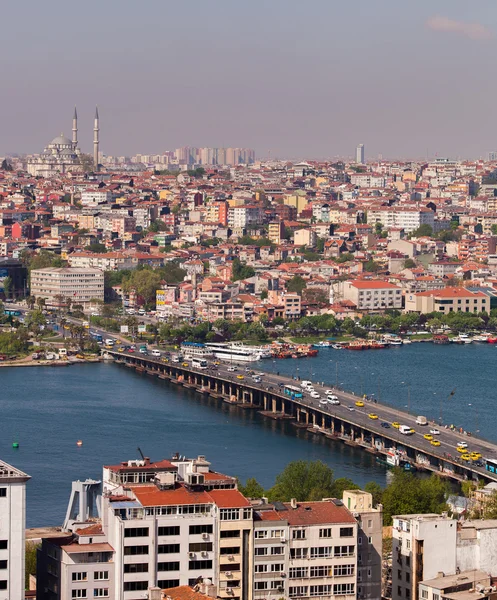 Ataturk bridge trafik i istanbul — Stockfoto