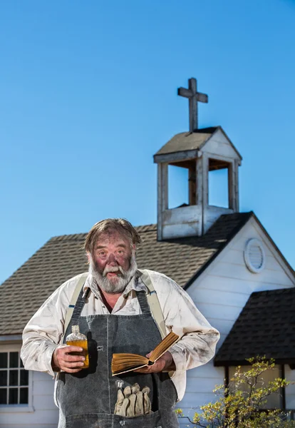 Gamla väster drinkare håller Bibeln — Stockfoto