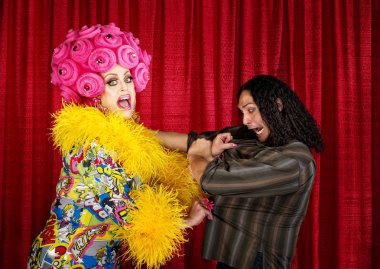 adam çaresiz travesti