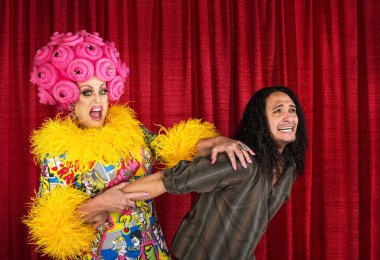 travesti adamı çekerek