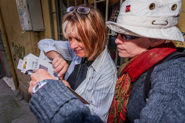 Turisti donne a Istanbul — Foto Stock