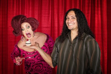 Aç travesti olan adam