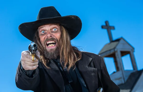 Skrikande man pekar pistol — Stockfoto