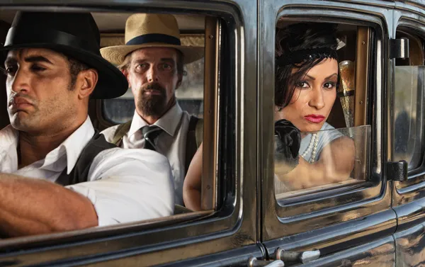 Pretty Woman in Car with Gangsters — Stock Photo, Image